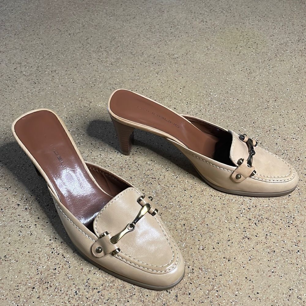 Bandolino Brass Horse Bit Accent Tan Leather Heeled Mules sz 6